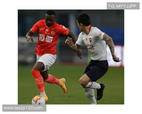 鲁能与恒大激战21轮争夺榜首荣耀双方球员全力以赴展现足球魅力